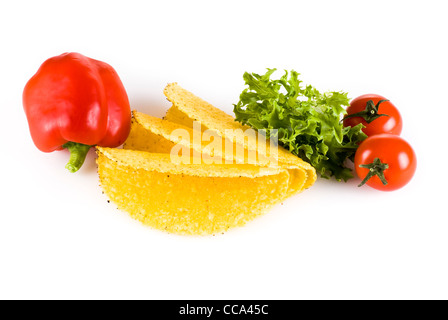 Taco-Schalen mit Gemüse isoliert auf weißem Hintergrund Stockfoto