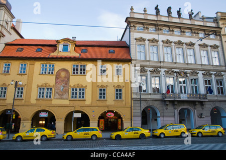 Taxis am Malostranske Namesti Platz Mala Strana Viertel Prag Tschechische Republik Europa Stockfoto