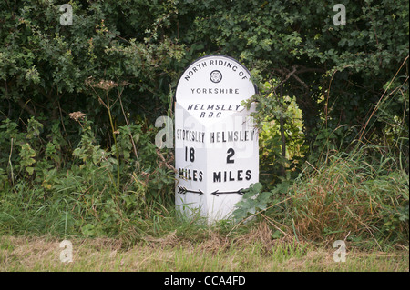 Ehemalige Rural District Council Eisen Meilenstein, 2 Meilen nach Helmsley, 18 Meilen nach Stokesley, North Riding, Yorkshire, England Stockfoto