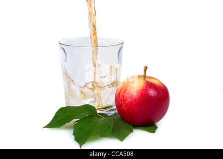 Apfelsaft - isoliert auf weiß Gießen Stockfoto