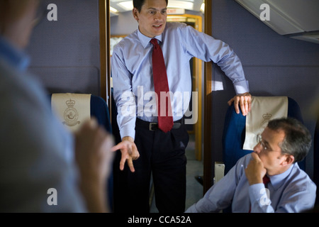 David Miliband, ehemaliger Außenminister und Mitglied des Parlaments für South Shields, an Bord des Fluges von Queens in die Ukraine Stockfoto