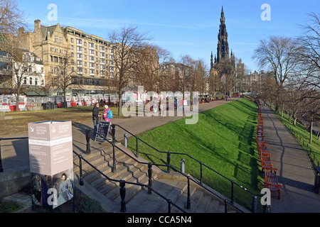 Winter-Blick auf die Princes Street Gardens East von der Esplanade vor der National Galleries mit Sir Walter Scott monument Stockfoto