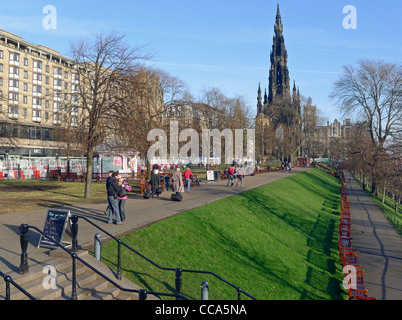 Winter-Blick auf die Princes Street Gardens East von der Esplanade vor der National Galleries mit Sir Walter Scott monument Stockfoto