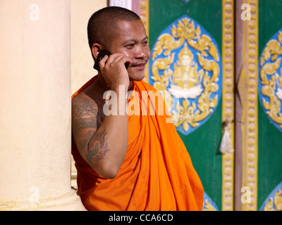 Mitte adult buddhistischer Mönch im Gespräch mit Handy in Kloster, Phnom Penh, Kambodscha, Asien Stockfoto