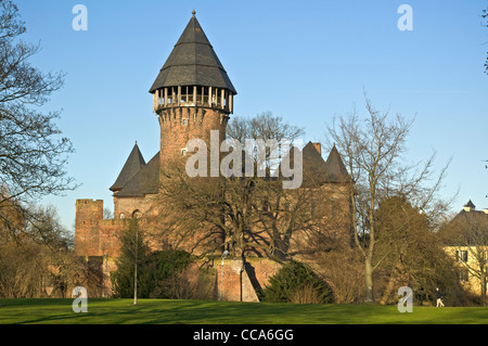 Teilweise restauriert Burg Linn (Linn Schloss) Schloss in Krefeld, Nordrhein-Westfalen, Deutschland, Europa. Stockfoto