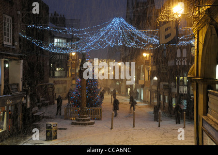 Die römische Stadt Chester in der Nacht im Winter mit Schnee bedeckt. Stockfoto