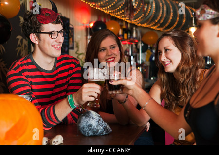 Junge Freunde, toasten Getränke in der Bar Stockfoto