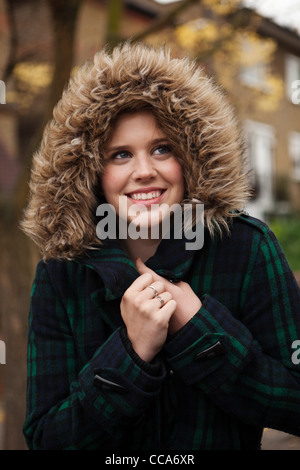 Junge Frau in pelzigen Kapuze lächelnd Stockfoto