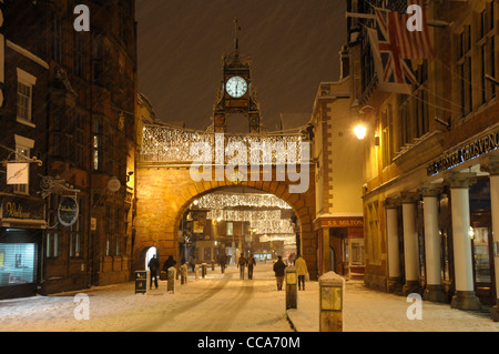 Eastgate Clock in Chester in der Nacht im Schnee Stockfoto