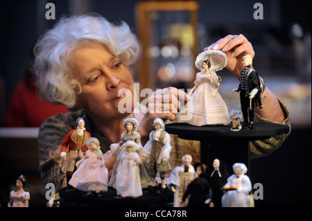 Veronica-Ann Pickup mit ihrer Periode Kleidung Puppen bei "Miniatur" - das Puppenhaus und Miniatur Modellierung zeigen auf der NEC, Birmin Stockfoto