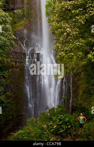 Ein Besucher in Wailua Falls, in der Nähe von Hana, Maui, Hawaii. Stockfoto