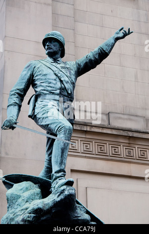 Bronze-Skulptur des viktorianischen Soldaten Generalmajor William Earle außerhalb St. Georges Hall, Liverpool, Merseyside, UK Stockfoto