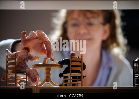 Lisa Tabbanor mit ihren "Traum in Miniatur" anzeigen "Miniatur" - das Puppenhaus und Miniatur-Modellierung auf der NEC, Bi Stockfoto