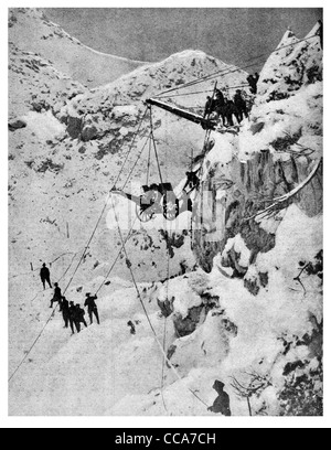 1916 Italienisch Kran Gebirgs-Artillerie Bombardierung österreichischen Festungen Fort Winter Schnee kaltes Eis Kriegsführung Kanone Ingenieure Klippe Klippen Stockfoto