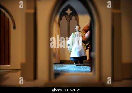 Ein Vikar von Wooside Puppen wird im "All Saints Church" von Barbaras Formteile bei "Miniatur" - Puppenhaus und Miniat platziert. Stockfoto