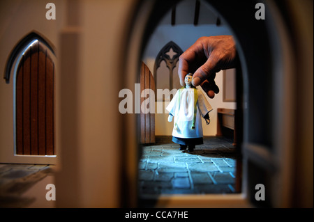 Ein Vikar von Wooside Puppen wird im "All Saints Church" von Barbaras Formteile bei "Miniatur" - Puppenhaus und Miniat platziert. Stockfoto