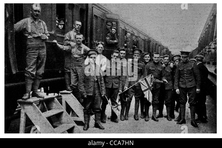 1915 aussteigen Recruiting kanadischen Truppen Maple Leaf Männer Ottawa England Troop Transport Zug Bahnhof Eisenbahnwagen einheitliche Stockfoto