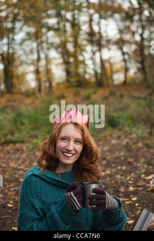 Junge Frau mit Krone im Wald, Porträt Stockfoto