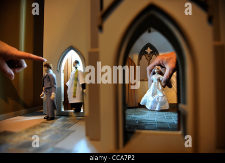 Ein Pfarrer von Woodside Puppen mit dem Bräutigam vor einer Hochzeitsszene in "All Saints Church" von Barbaras Formteile bei "Miniatura" Stockfoto