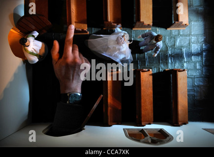 Ein Pfarrer von Woodside Puppen mit der Braut und Bräutigam in eine hochzeitsszene in "All Saints Church" von Barbaras Formteile auf "Mini Stockfoto