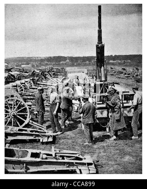1918-Artillerie erfasst kanadische Truppen deutschen anti-Aircraft Artillerie Granaten Munition Dump Preis des Krieges Kanonier verwöhnt Stockfoto