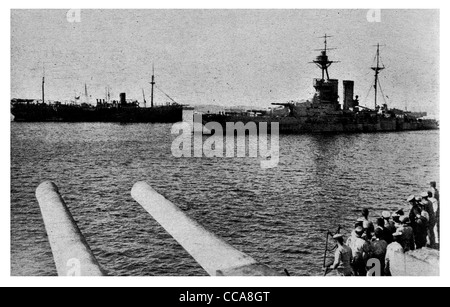 1915 HMS Queen Elizabeth verlassen Mudros 15 Zoll Waffen Dreadnought Battleship Batterie Artillerie Kanone Schnauze Fass Seemann Stockfoto