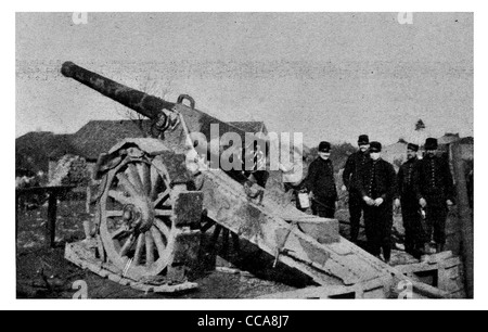 1915 Französisch Geschütz 155 mm 6-Zoll-Haubitze Artillerie Kanonier "Gunners" Kanone Belagerung Waffe Frontlinie Bombardement Bombardierung Stockfoto