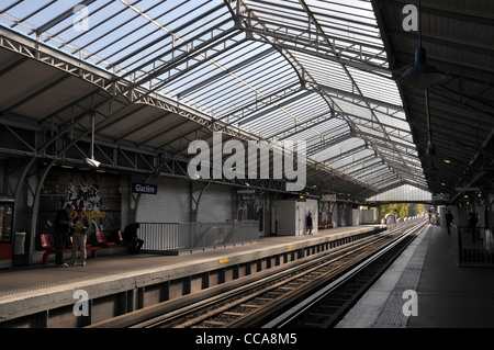 Niemand im U-Bahnhof Glacière, Paris, Frankreich Stockfoto