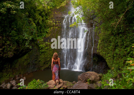 Ein Besucher in Wailua Falls, in der Nähe von Hana, Maui, Hawaii. (Modell freigegeben) Stockfoto