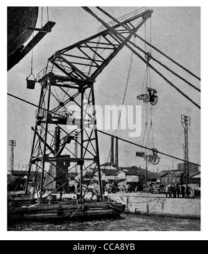 1915 riesiger Kran Waffe Munition Balkan Bereich Frankreich Handelsschiff Cargo Fracht Artillerie Maschinengewehr Navy Stockfoto