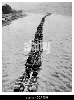 1915 französische militärische Ingenieure Ponton-Brücke Fluss Versorgung Linie Schiff Boot Abschleppen Transport Schiff Ladung Munition abgeschleppt Stockfoto