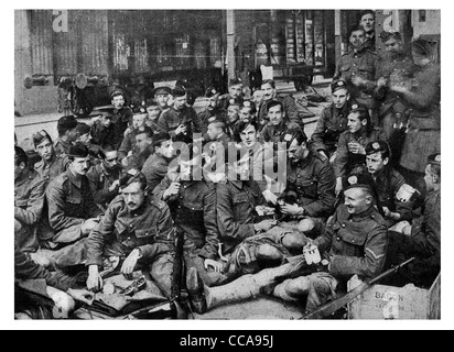 Rauchen von Zigaretten 1914 Brot Marmelade behandeln London Scottish Französisch Station Versorgung Versorgung Rationen Ration Kit Zug Eisenbahnwagen Stockfoto