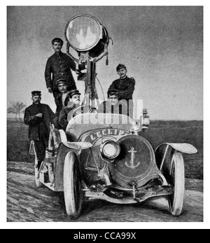 1915 Krieg Nacht Suchscheinwerfer Artillerie Feuer Licht Anker Fahrzeug Auto Fahrer Straße RAID-scout Stockfoto