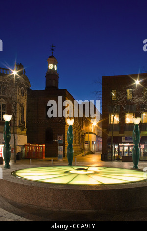 Gate Warrington Marktgemeinde Zentrum Cheshire England UK.  Das Zentrum der Stadt verfügt über einen Brunnen, umgeben von den Kegeln Stockfoto