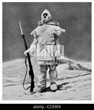 1916 Phantom Sentinel moderne Kriegsführung Ausrüstung Gasmaske Stahlhelm Winter Kit italienischen alpinen Pelz Fell Jacke warm kaltes Eis Stockfoto