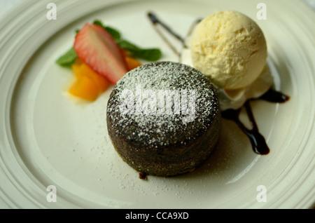 Schokoladen-Kuchen und Eis Stockfoto