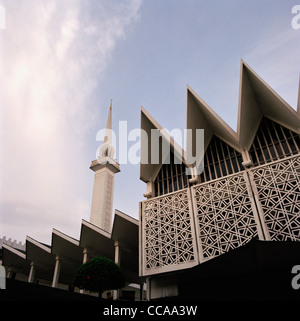 Die Nationale Moschee von Malaysia in Kuala Lumpur in Malaysia in Fernost Südostasien. Minarett moderne Architektur Islamische muslimische Reisen Stockfoto