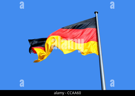 Deutschen Nationalflagge vor blauem Himmel in Berlin. Stockfoto