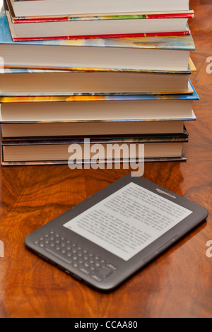 Amazon Kindle neben einem Stapel Bücher Stockfoto