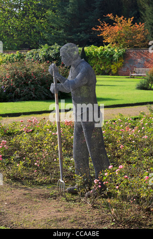 Newstead Abbey, Nottinghamshire. Skurrile Drahtskulpturen im Rose Garden im Herbst. Stockfoto