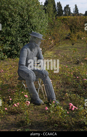 Newstead Abbey, Nottinghamshire. Skurrile Drahtskulpturen im Rose Garden im Herbst. Stockfoto