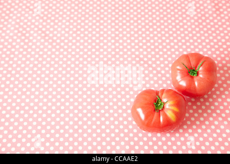 Zwei Tomaten auf Polka Dot Tuch Stockfoto