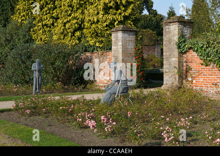 Newstead Abbey, Nottinghamshire. Skurrile Drahtskulpturen im Rose Garden im Herbst. Stockfoto