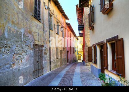 Schmale Straße. Serralunga d ' Alba, Italien. Stockfoto