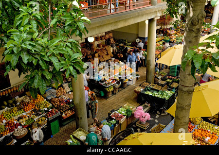 Leute, die Shopper an frischen Obst- und Gemüseständen kaufen Der lokale Bauernmarkt Mercado dos Lavradores Funchal Madeira Portugal EU-Europa Stockfoto