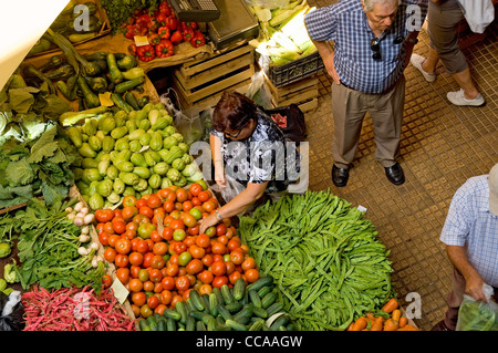 Die Leute, die beim Gemüsestände von oben beim Einkaufen einkaufen Lokaler Bauernmarkt Mercado dos Lavradores Funchal Madeira Portugal EU Europa Stockfoto