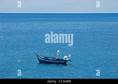 Ein kleines lokales Fischerboot auf blauem Wasser Ozean Madeira Portugal EU Europa Stockfoto