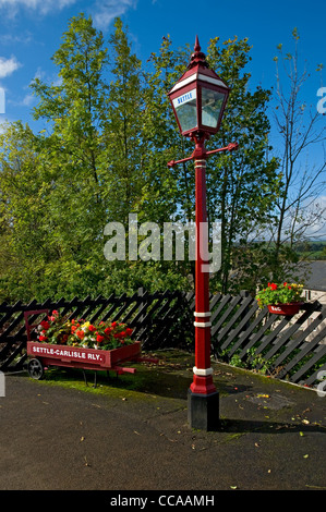 Lampe auf der Plattform am Bahnhof Settle Nord Yorkshire England UK Vereinigtes Königreich GB Großbritannien Stockfoto