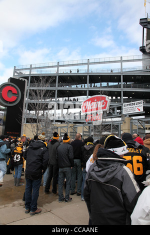 Fans warten in der Schlange vor Heinz Field, Pittsburgh, PA, USA Stockfoto