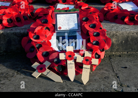 Nahaufnahme von roten Mohnkränzen und Kreuzen Gedenksonntag City war Memorial York North Yorkshire England Großbritannien Vereinigtes Königreich Großbritannien Stockfoto